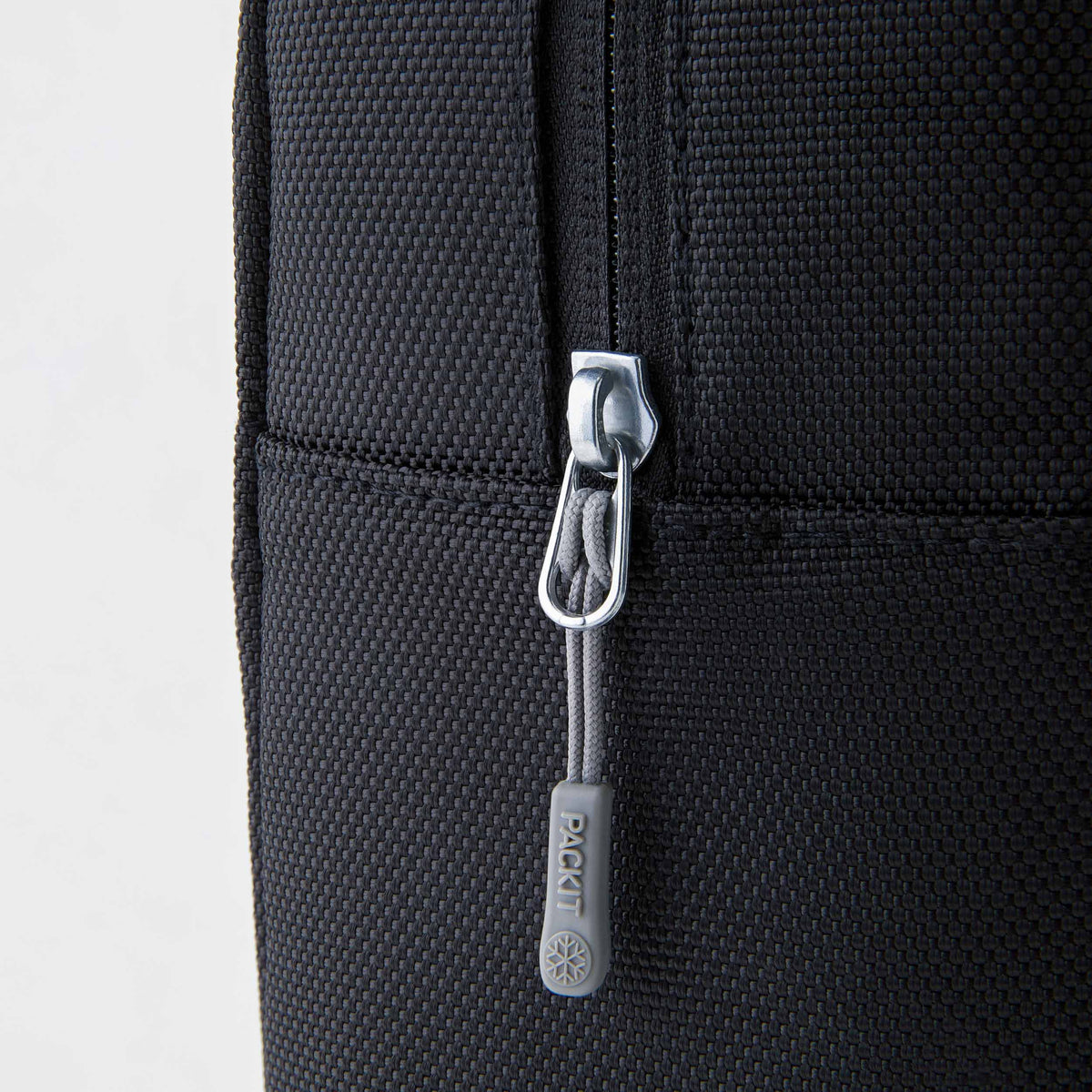 freezable-wine-carrier-h6 freezable-wine-carrier-black-ecofreeze-plus-zoom-zipper-pull.jpg
